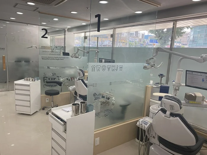 오산치과 서울버팀치과의 청결하고 현대적인 치료실 내부 모습